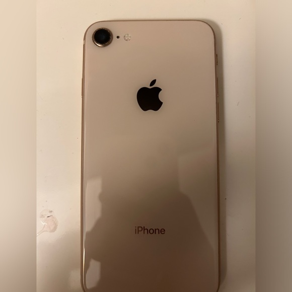 iPhone 8 rose gold! Slightly cracked - Picture 3 of 5
